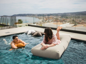 Плавающий садовый пуф