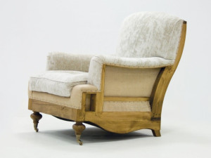 Бархатное кресло с подлокотниками и колесами