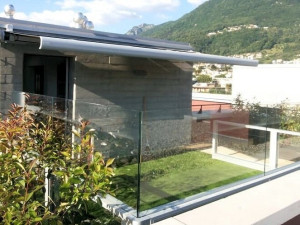 Перила из алюминия и стекла