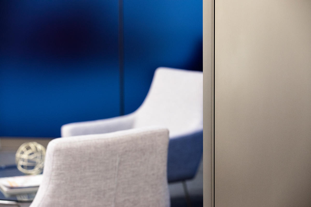 FSRT635 Система облицовки стен Levelr с панелями из вивихромового хромового стекла в отражающей конфигурации с индивидуальной цветовой прослойкой и опалексной отделкой, индивидуальной графикой туалета с индивидуальной подсветкой световой панели и настраив Forms-surfaces  - Вид №24