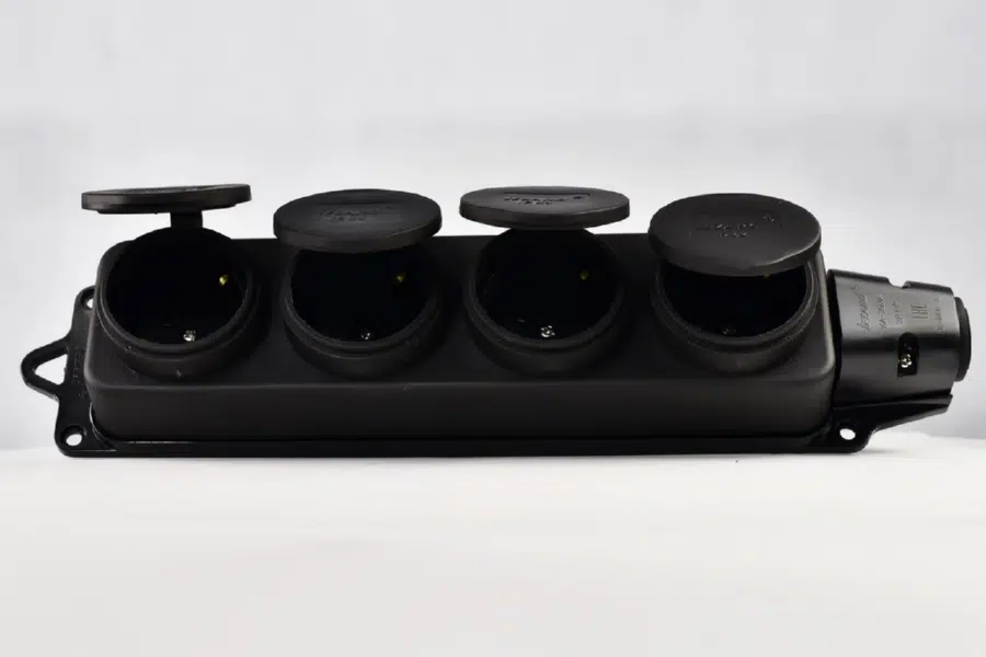 Розетка наруж. уст-ки 4-ая с заглушками 2Р+РЕ 1х16А 220-240V (каучук) черный LEZARD 106-0400-0107 - Вид №10