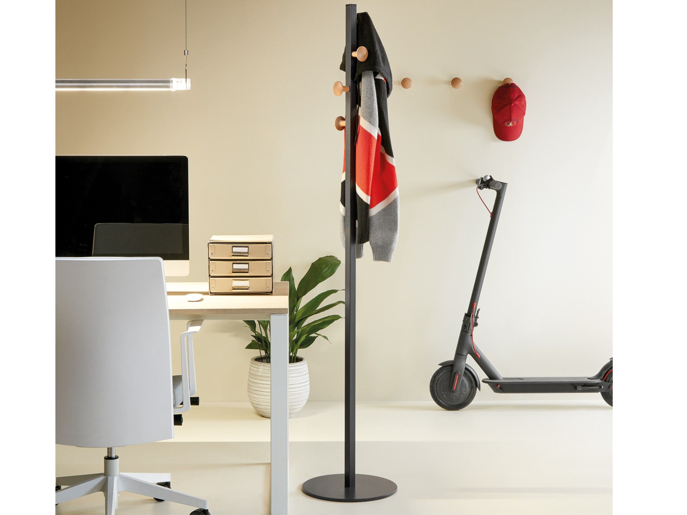 Деревянная вешалка для одежды Made Design BERGAMO ARCH-00080147 - Вид №1