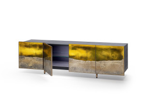 Деревянный шкаф с распашными дверями, покрытыми стеклом