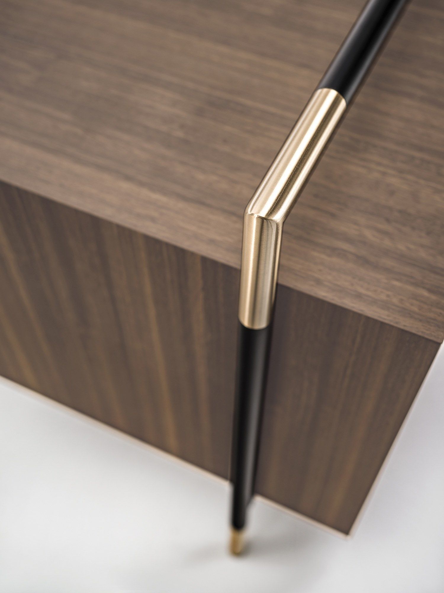 Прикроватная тумбочка из шпона с ящиками Frigerio Кевин ARCH-00123042 - Вид №1