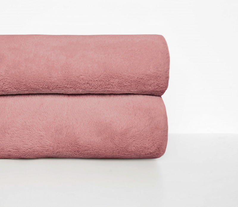 Модное цветовое решение пледа PINK NECTAR станет стильным акцентом для молодежного интерьера, уютной спальни, милой детской, оживит современную гостиную. Невероятно нежная фактура высококачественного припыленного розового цвета эко-меха прекрасно согреет Victoria Stenova 111131 - Вид №6