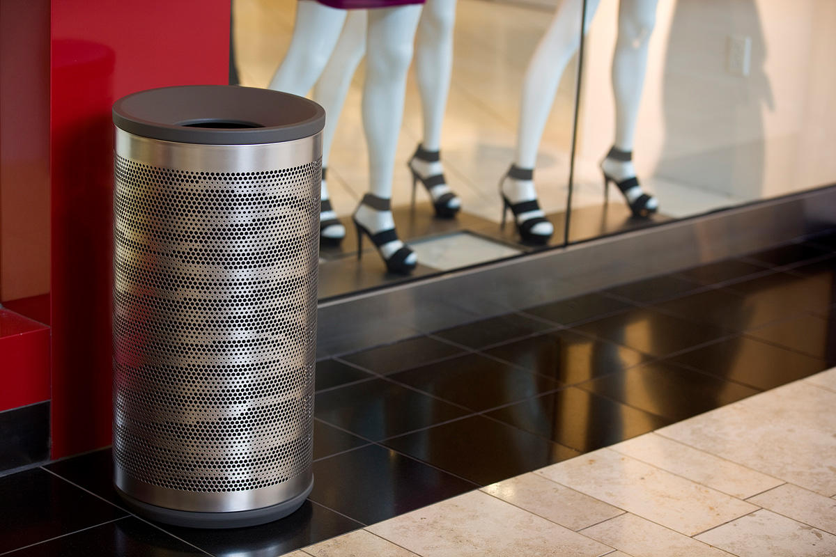 Универсальная емкость для мусора и утилизации, 24 галлона, верхнее отверстие, крышка с разделенным потоком, изображение «рециркуляция» на синем фоне, изображение «мусор» на сером фоне, корпус из нержавеющей стали с сатинированной отделкой и рисунком в вид Forms-surfaces FRMR190 - Вид №5