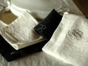 LA FABBRICA DEL LINO Салфетки льняные со стразами или вышивкой Speciali