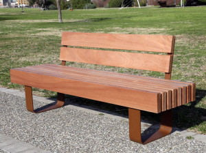 Скамья из окуме со спинкой