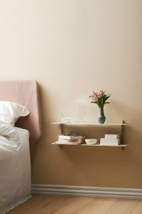 Стальная и деревянная полка