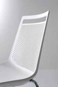 Стул из инженерного пластика со встроенной подушкой и металлическим каркасом