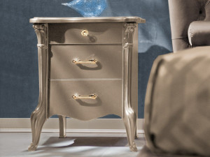 Деревянная тумбочка с ящиками