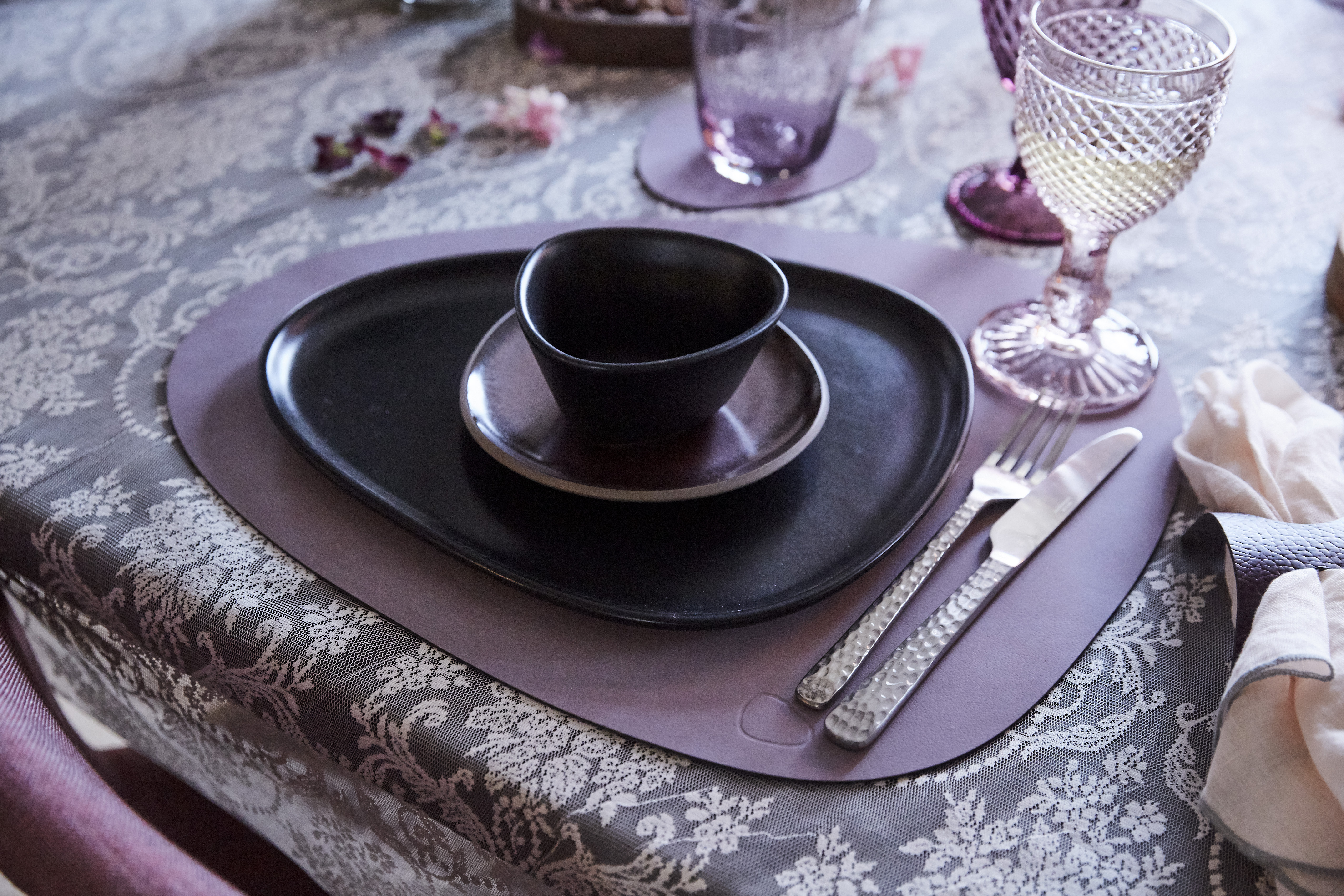 990006 NUPO lilac подстановочная салфетка фигурная 37х44 см, толщина 1,6 мм;LIND DNA  - Вид №1