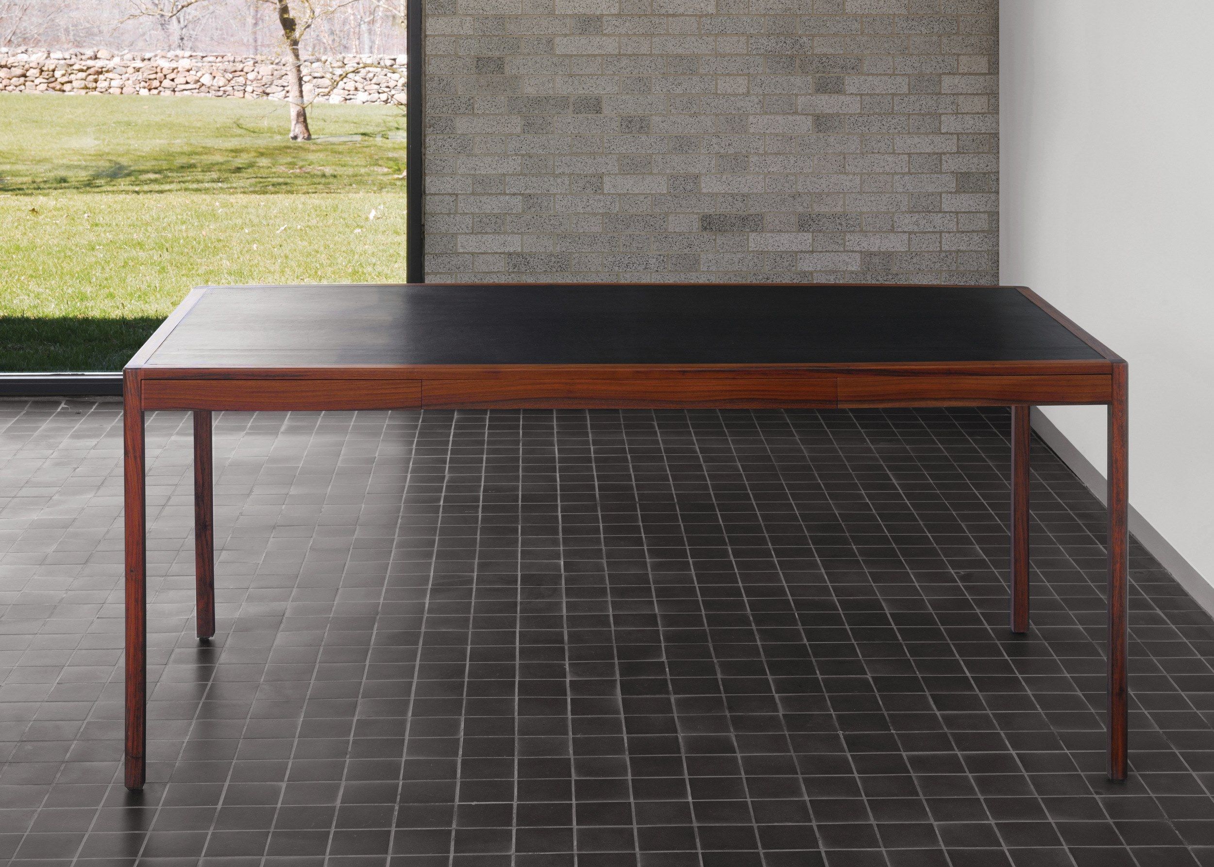 Стол из массива дерева с ящиками и кожаной столешницей BassamFellows Leather Desk ARCH-00147203 - Вид №7