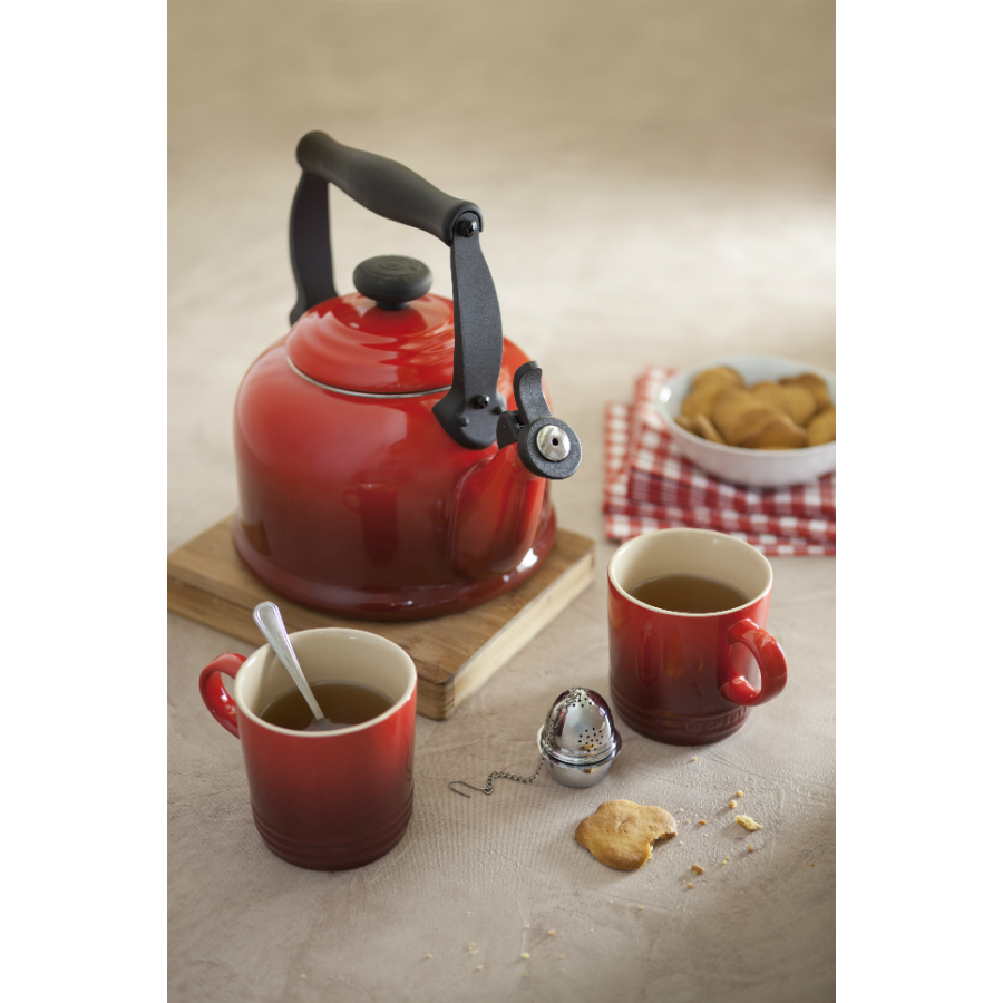 Чайник со свистком Le Creuset, эмалированная сталь, 2,1 л, вишневый 92000800060000 - Вид №1