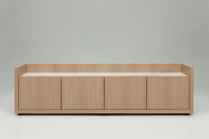 Деревянный шкаф с распашными дверями