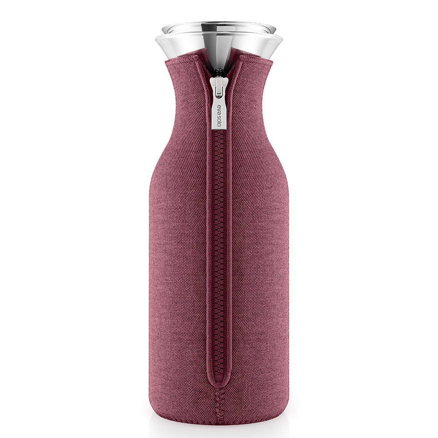 567992 Графин fridge в неопреновом текстурном чехле 1 л гранатовый Eva Solo 