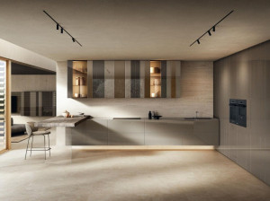 Деревянная и стеклянная кухня без ручек с полуостровом