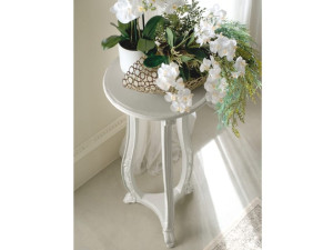 Деревянный пьедестал