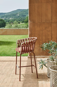 Высокий тканевый садовый стул с подлокотниками