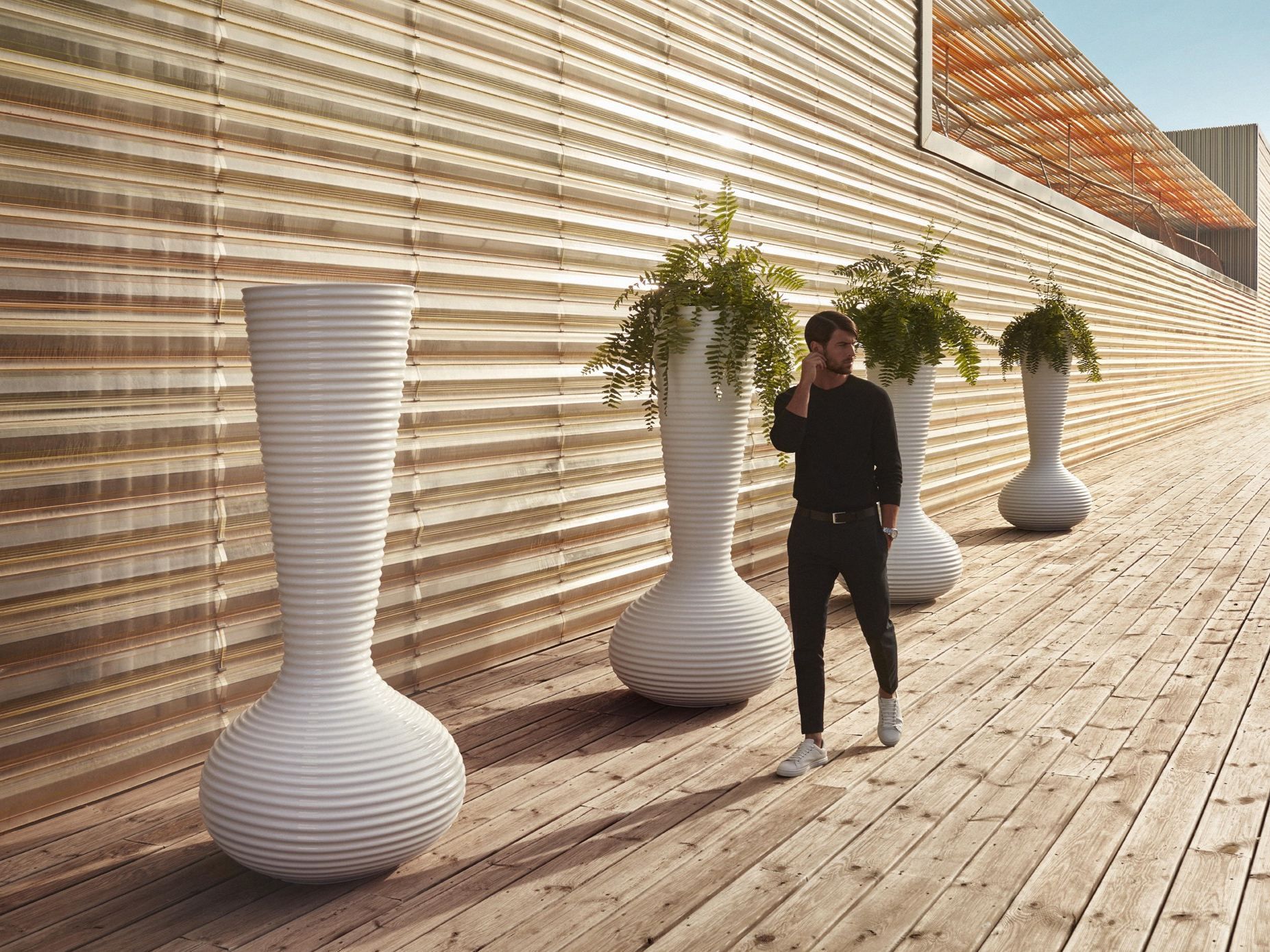 Высокий яркий пластиковый садовый горшок Vondom ARCH-00119034 - Вид №1