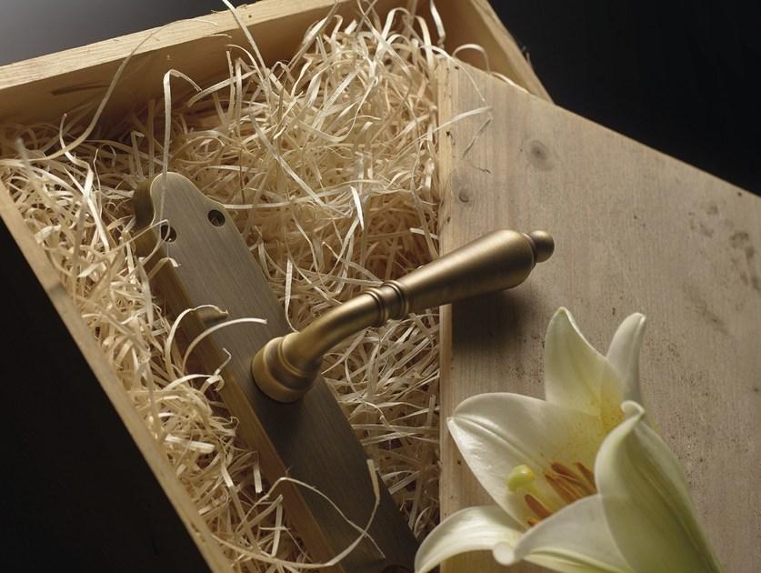 LINEA CALI' Латунная ручка на пластине в классическом стиле Florenzia sun-id-1396914 - Вид №1