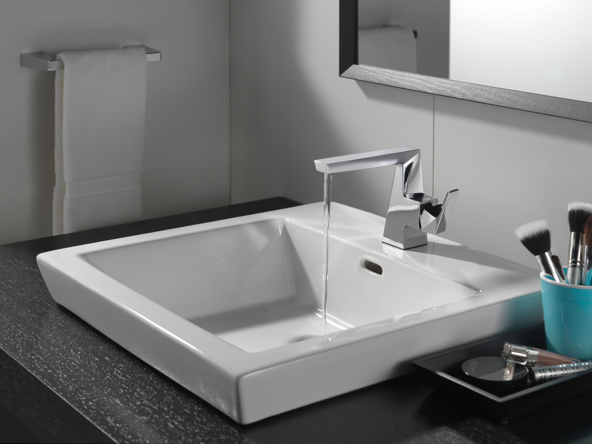 74308-SS 8-дюймовый мини-полотенцесушитель Delta Faucet Trillian Нержавеющая сталь  - Вид №2