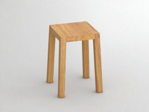 Твердый деревянный низкий стул