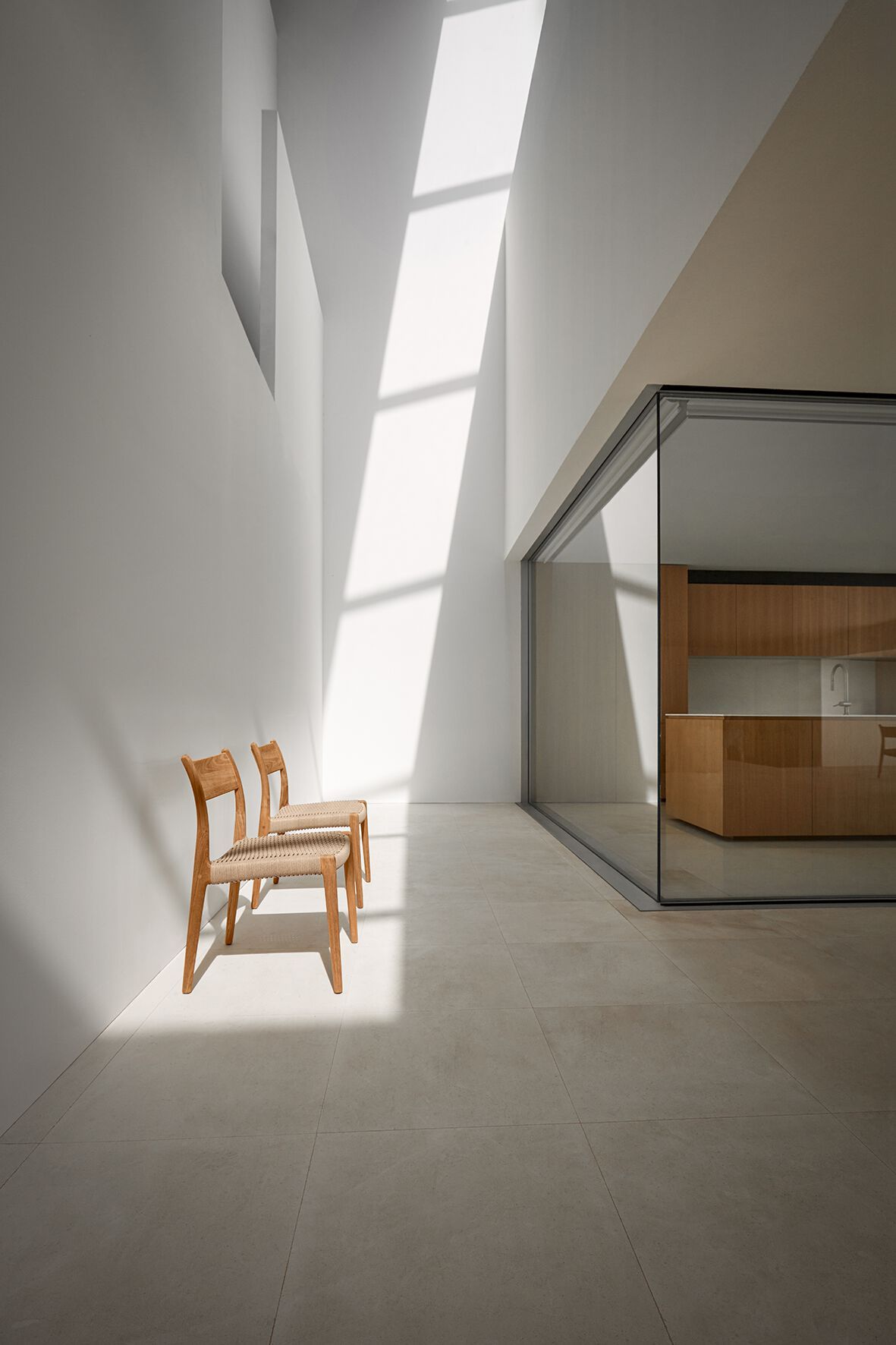 Стул для сада из тикового дерева с подлокотниками Gloster ARCH-00106435 - Вид №1