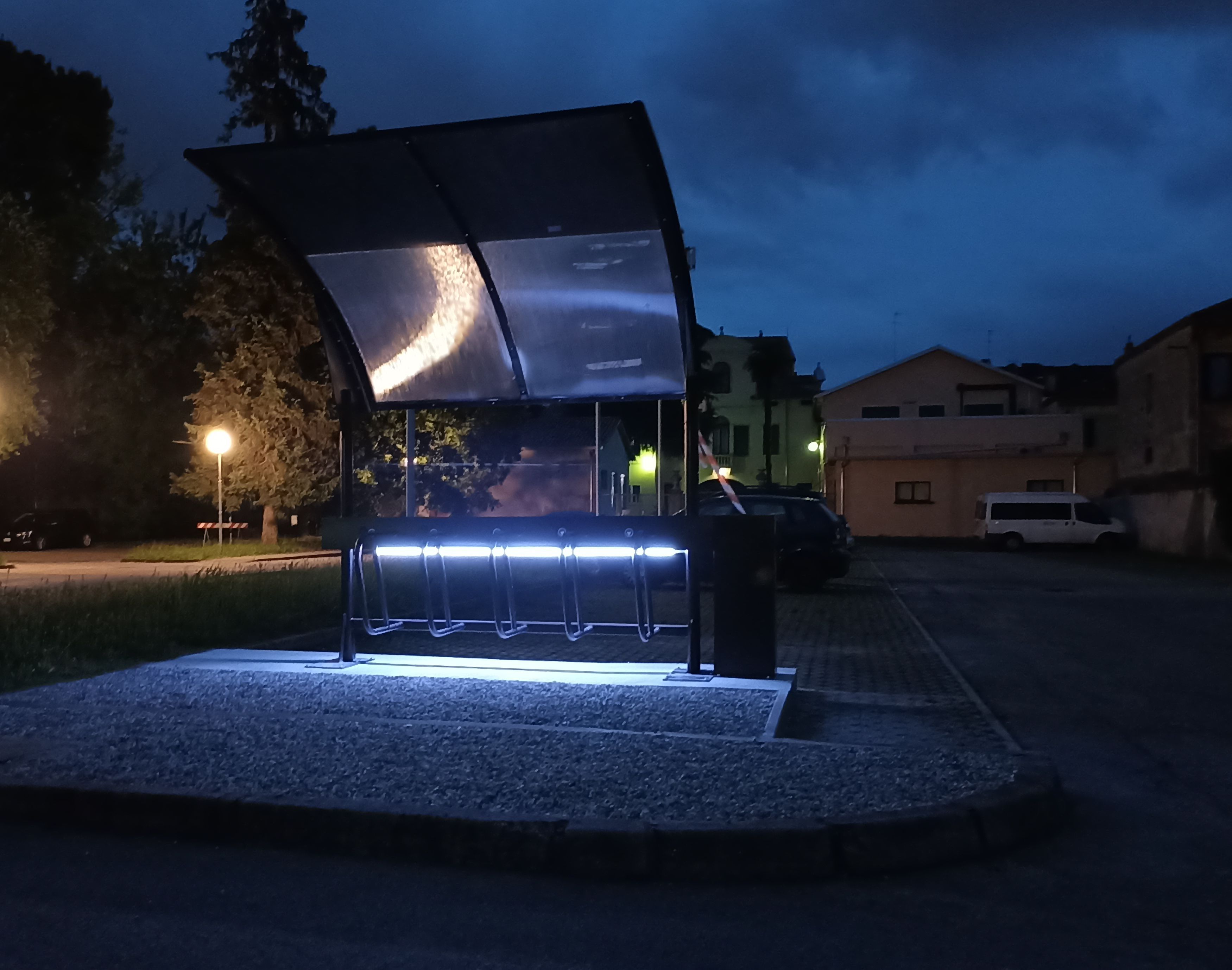 Навес с фотоэлектрическими панелями для велосипедов и мопедов EUROCOMITALIA современная мебель ARCH-00093036 - Вид №3