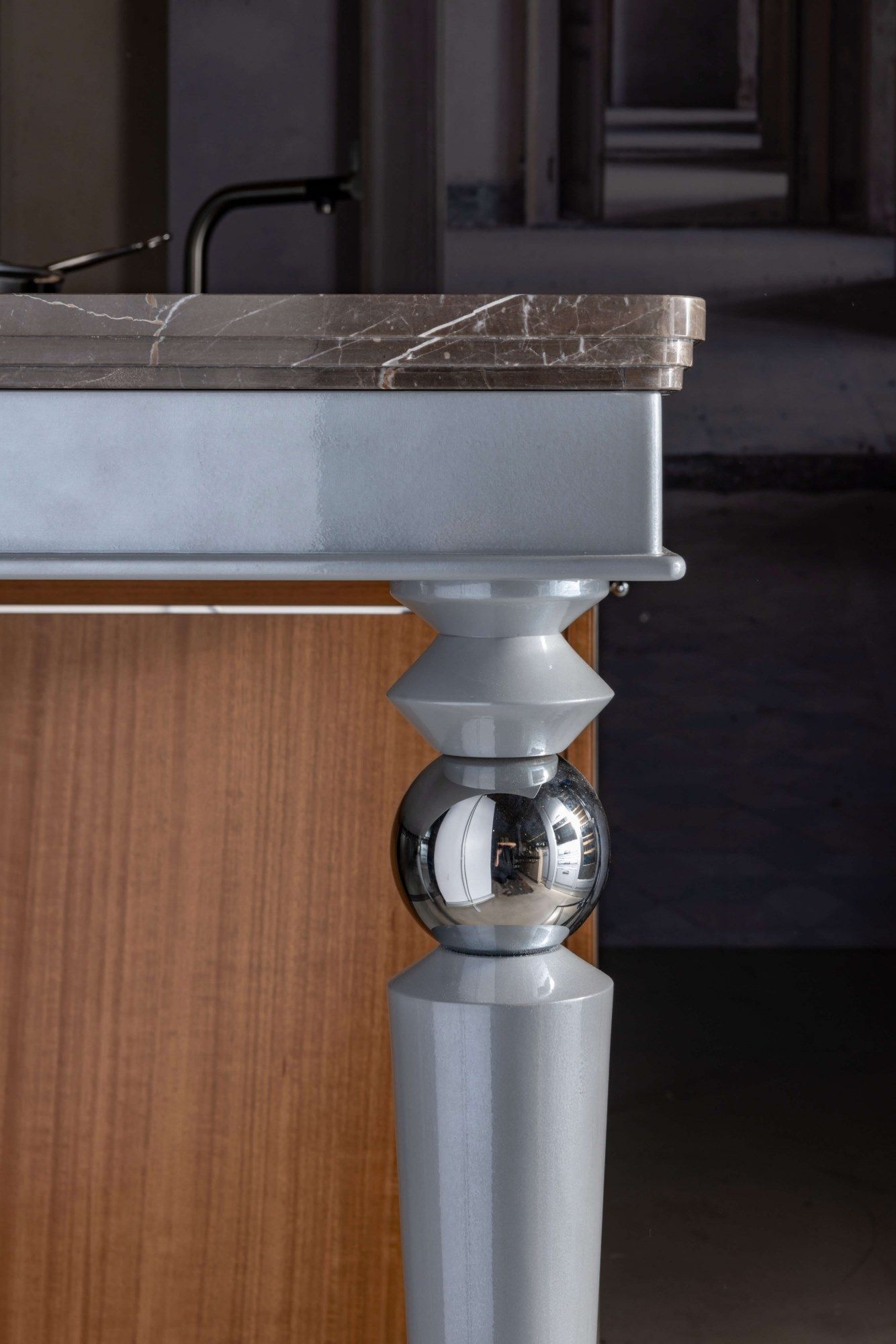 Кухня из эвкалипта с ручками на заказ с полуостровом Martini Interiors эссенция ARCH-00072314 - Вид №8