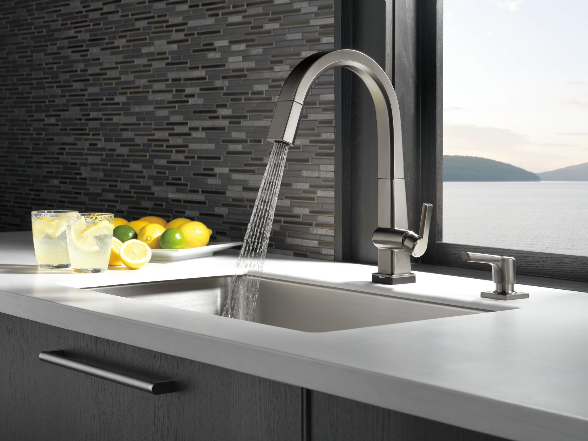 RP91950KS Дозатор мыла / лосьона Delta Faucet Pivotal Черный нержавеющий  - Вид №3