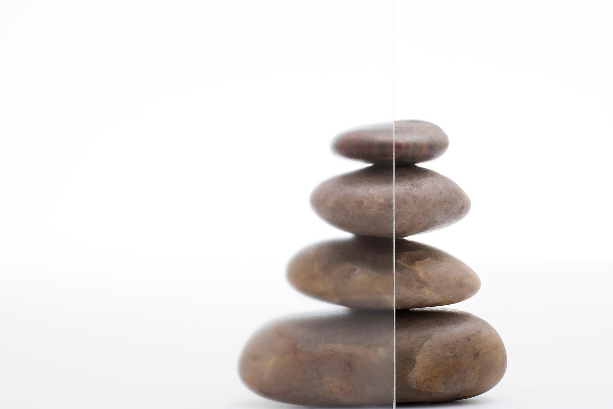 FSRT352 Стекло Vivispectra elements показано в конфигурации обзора с прослойкой изображения дыма юкки и стандартной отделкой Forms-surfaces 