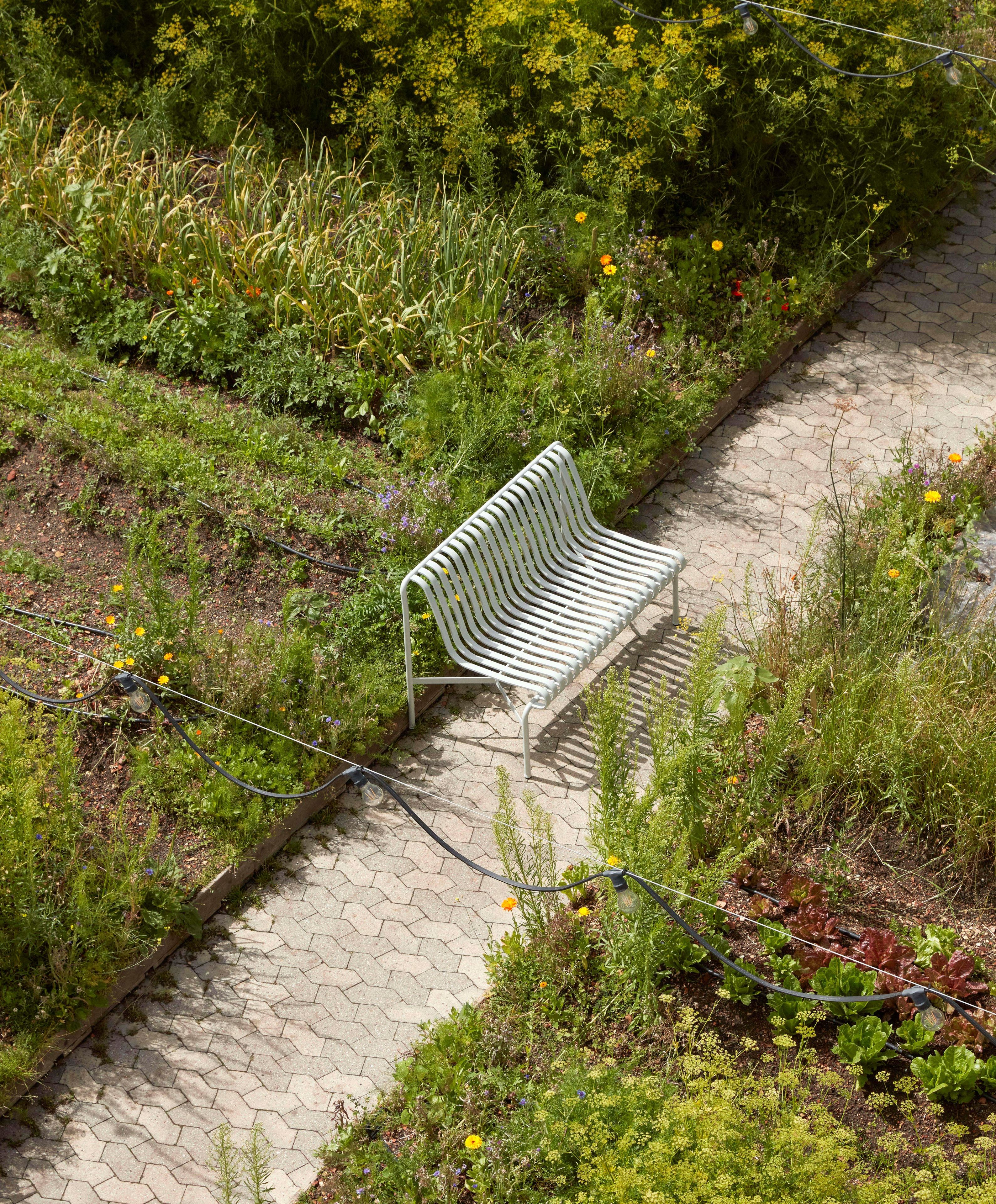 Стальная садовая скамейка со спинкой Hay Палисад ARCH-00073482 - Вид №3