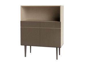 Деревянный шкаф с распашными дверцами