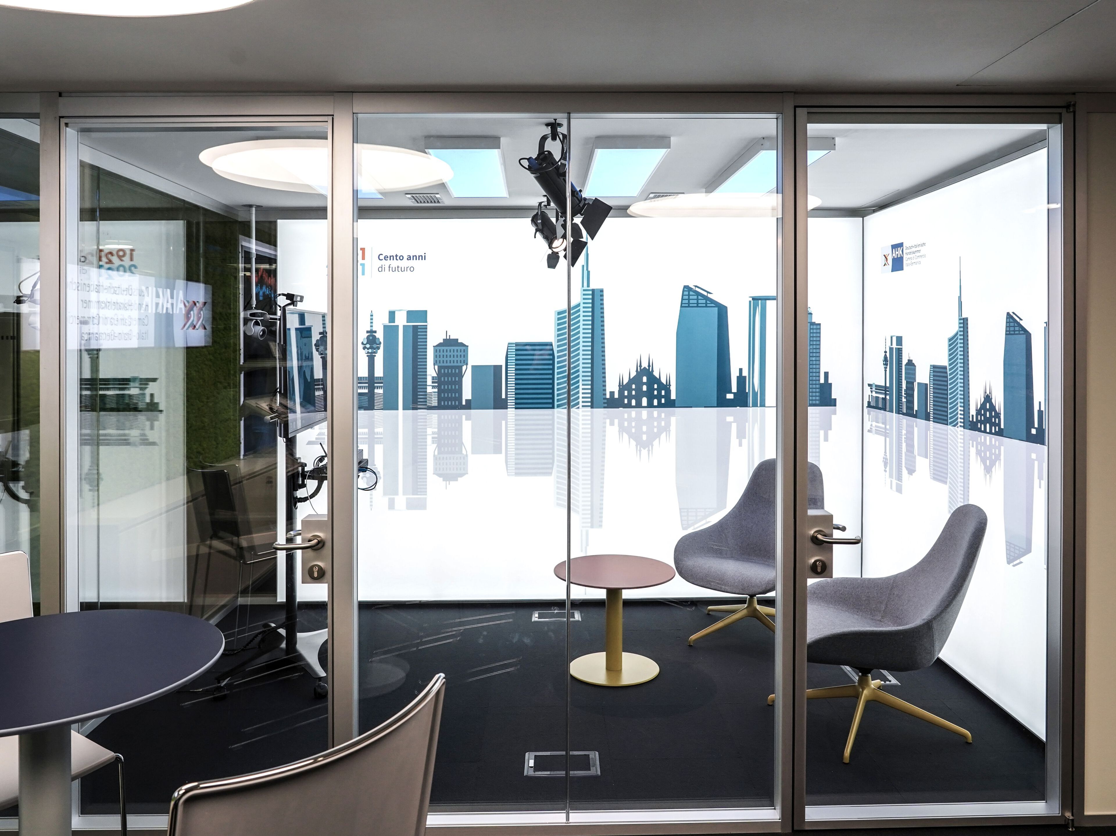 Алюминиевые конструкции и звукопоглощающая ткань для конференц-зала ABS Group CONFERENCE ROOM ARCH-00000398