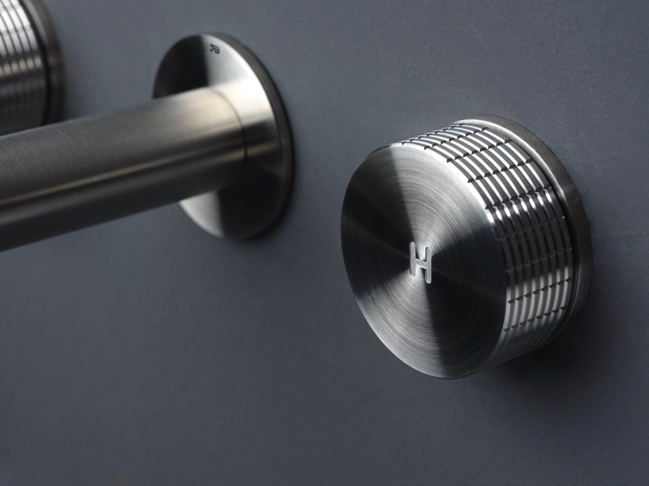 Настенный смеситель для раковины из нержавеющей стали с 3 отверстиями BEAMTECH App ARCH-00134961 - Вид №1