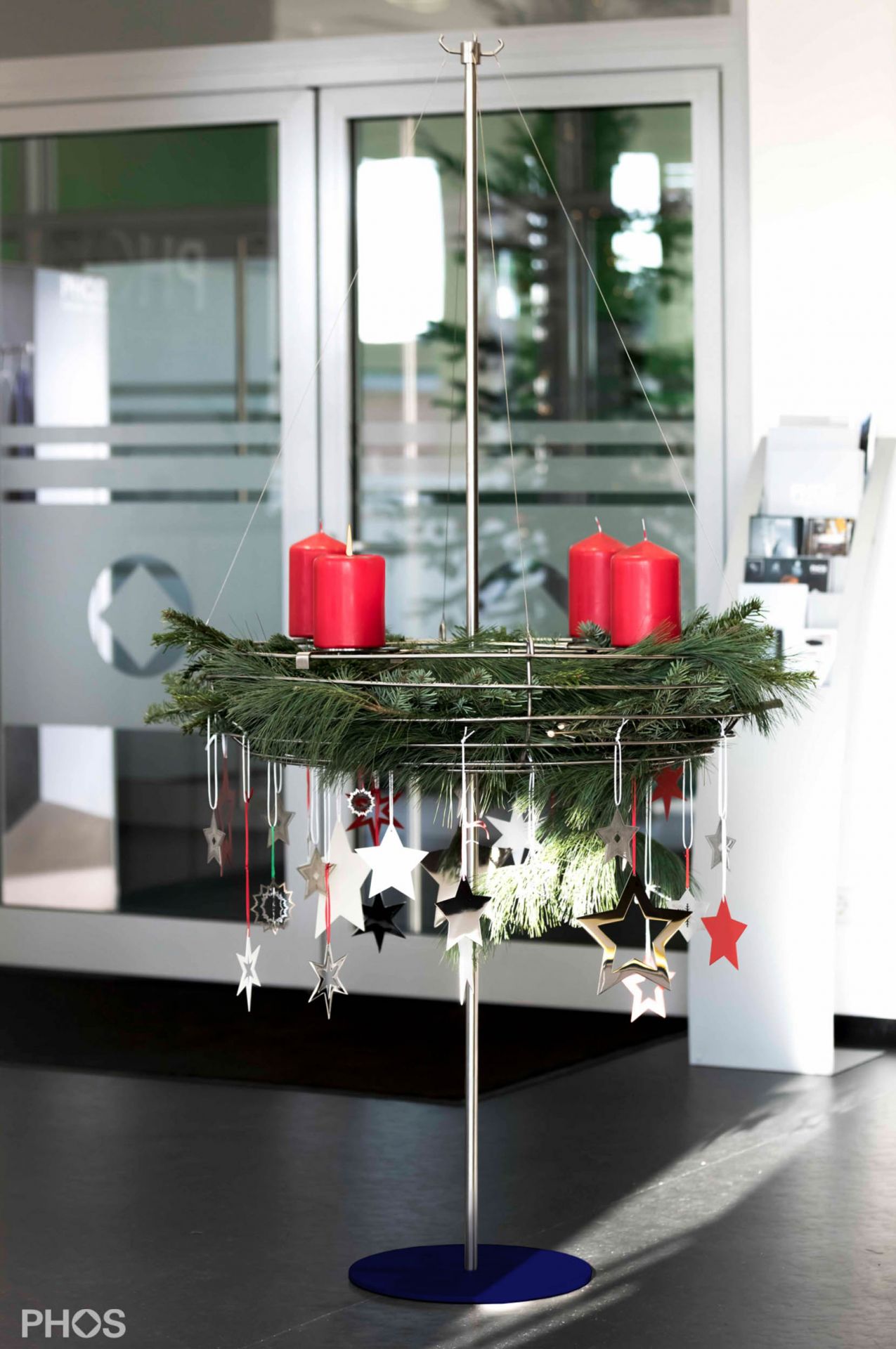 AKS1-BPB Подставка для венка Адвента с корзиной, основание: синее. PHOS  - Вид №2