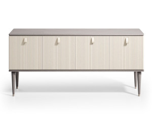 Деревянный шкаф с распашными дверями