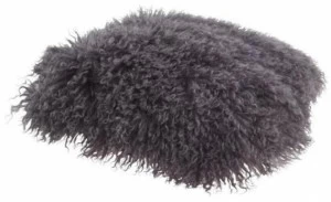 Ligne Roset Однотонная квадратная подушка из овчины  11020095-11020096