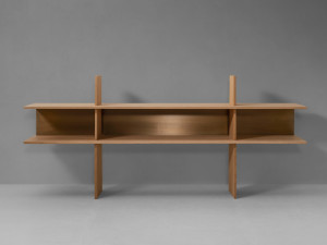 Самонесущий книжный шкаф из массива дерева