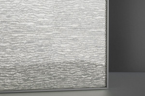 FSRT287 Стекло Vivigraphix Gleam показано в конфигурации световой плоскости с промежуточным слоем с рисунком breeze ii в стандартной отделке Forms-surfaces