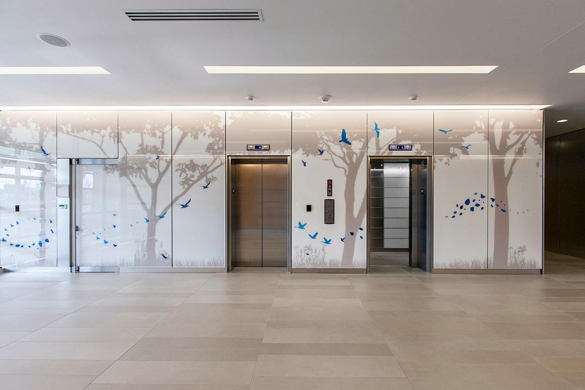 FSRT671 Система облицовки стен Levele глухими панелями; вставки в стекле vivispectra Spectra с индивидуальной прослойкой изображения и стандартной отделкой в ​​общенациональной детской больнице - исследовательский корпус iii, колумбус, штат Огайо Forms-su Forms-surfaces  - Вид №16