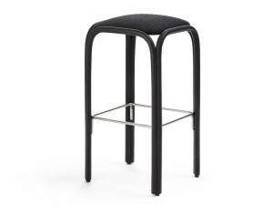 Высокий стул из ротанга с мягким сиденьем