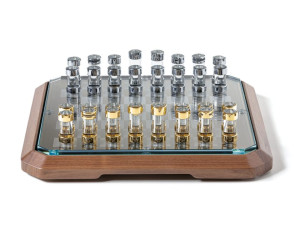 Шахматная доска из массива грецкого ореха и закаленного стекла