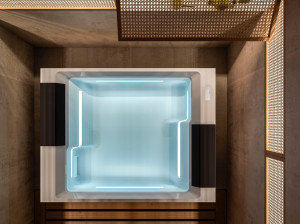 Квадратный мини-бассейн с гидромассажем