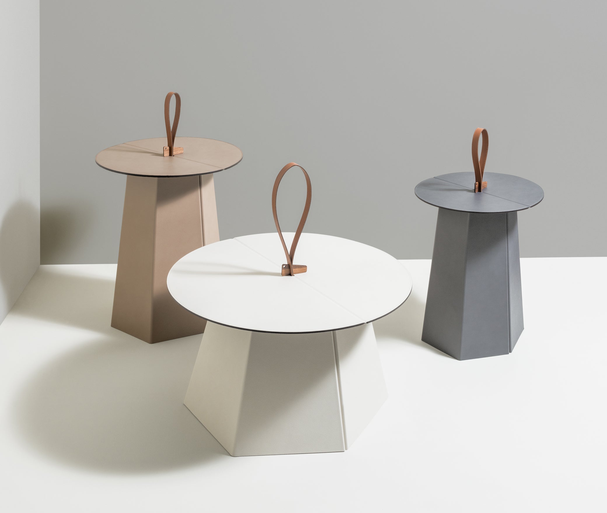 Складной стол Aile - Ø 50X H58 см / зернистая кожа_camel Pinetti 00.1206.029.011 - Вид №4