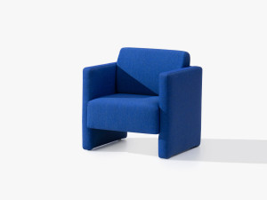 Тканевое кресло с подлокотниками