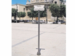 Двухсторонний чугунный поддон для информационной панели