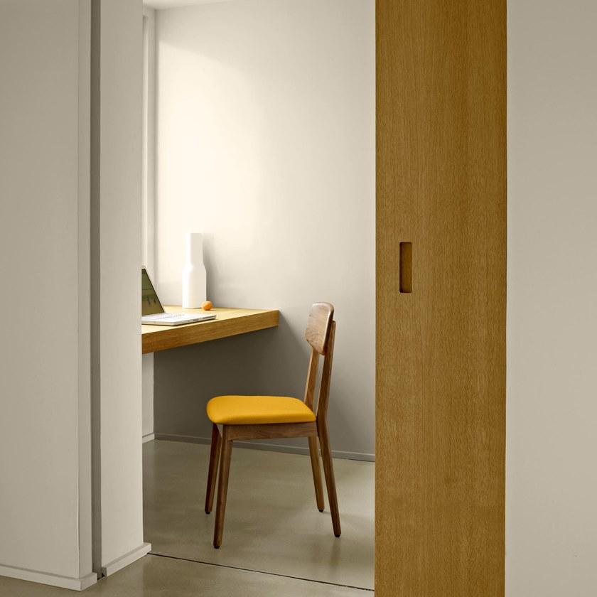 Ligne Roset Стул из лакированного орехового дерева со встроенной подушкой  10262733  - Вид №3