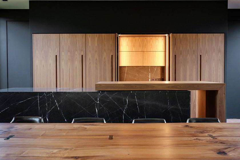 TM Italia Cucine Линейная кухня из орехового дерева каналетто и острова с раздвижной столешницей D90 sun-id-1509750 - Вид №3